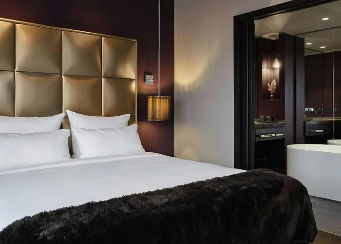 Roomers Frankfurt Central, Autograph Collection